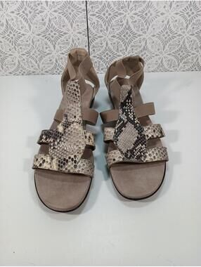 Munro American Size 9 narrow Zena Khaki Python Snakeskin Print